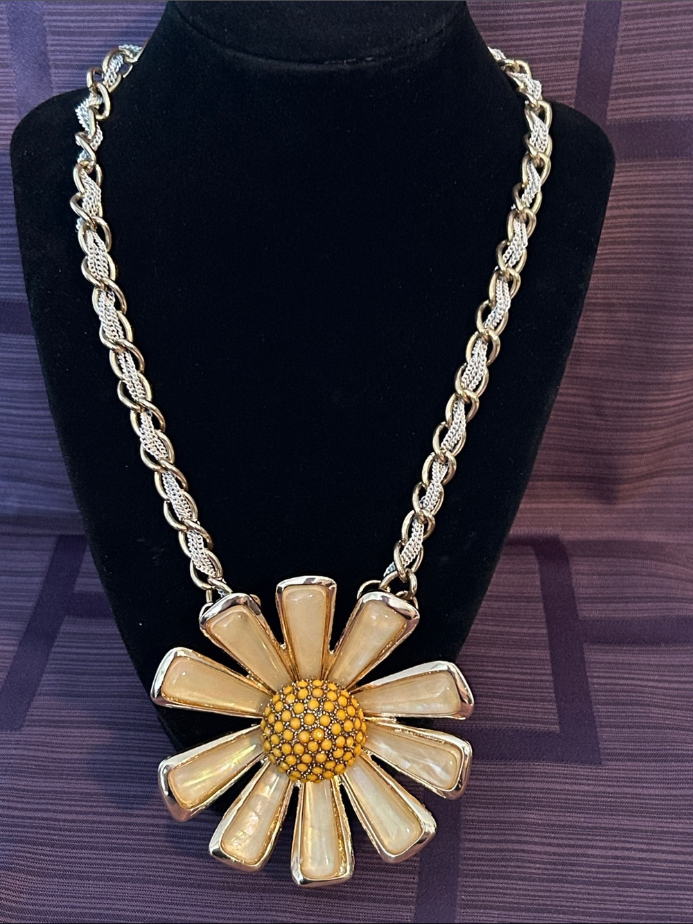 Betsey Johnson Daisy Large necklace